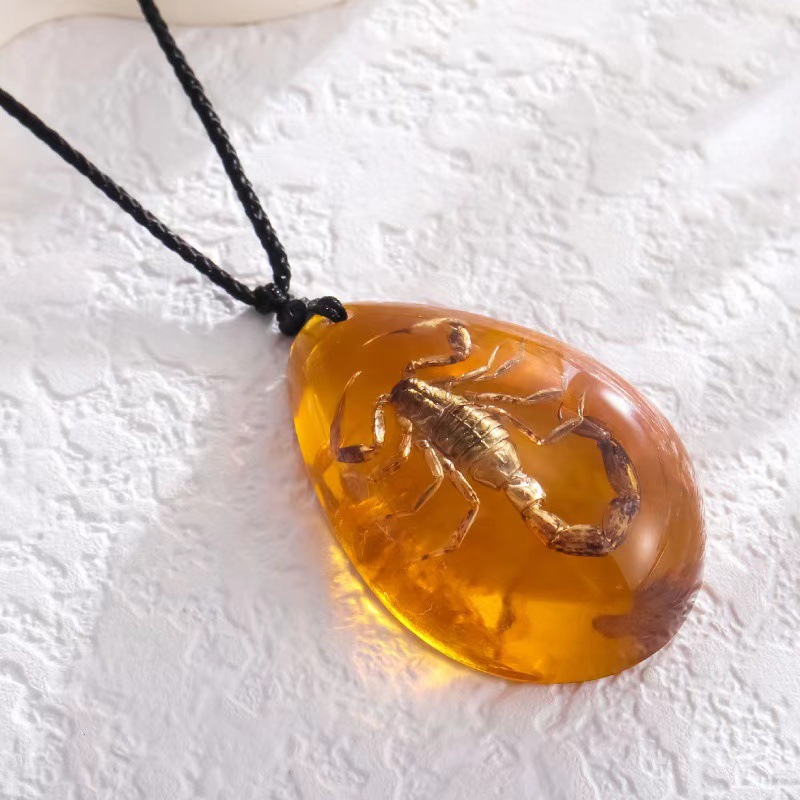 Colar Retro de Âmbar com Pinge - Resin Art Necklace avaliação e preço
