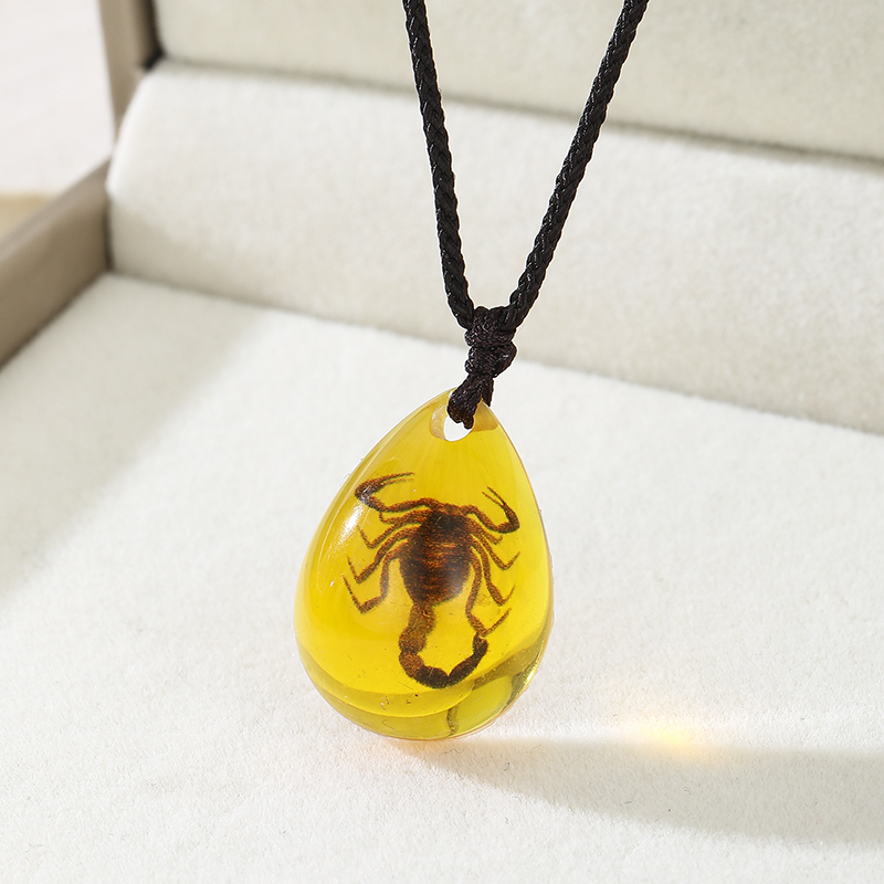 Colar Retro de Âmbar com Pinge - Resin Art Necklace avaliação e preço