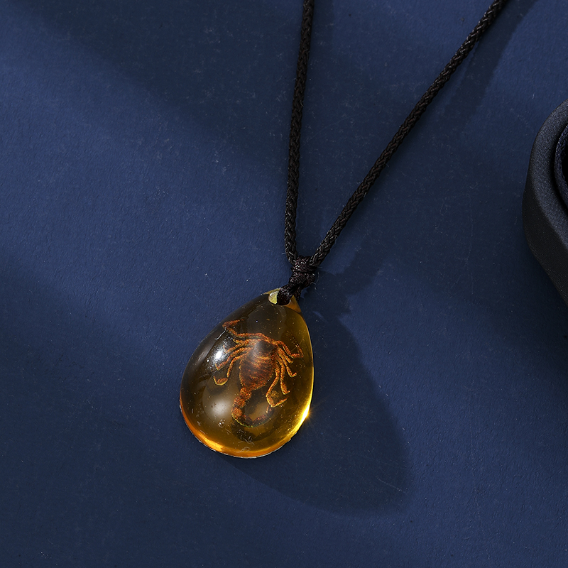 Colar Retro de Âmbar com Pinge - Resin Art Necklace avaliação e preço